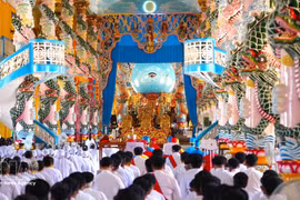Des fidèles participent à une cérémonie religieuse au Saint-Siège caodaïste de Tây Ninh. Photo : VNA