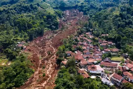 Vue aérienne d'un glissement de terrain survenu le 7 décembre 2025 dans le village de Condong, à Bandung (province de Java occidental). (Photo : AFP)