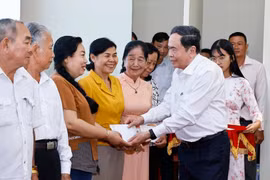 Le président de l’Assemblée nationale, Trân Thanh Mân, offre des cadeaux aux familles bénéficiaires de politiques sociales dans le quartier de Binh Thuy, à Cân Tho. Photo : VNA