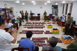 Les forces compétentes ont saisi près de 9 300 détonateurs électriques lors du démantèlement d’un réseau de transport et de commerce illégaux de matières explosives du Laos vers le Vietnam. Photo : vtcnews.vn
