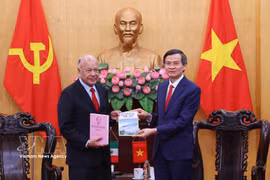 Doàn Minh Huan, membre du Bureau politique du Parti communiste du Vietnam et directeur de l’Académie nationale de politique Hô Chi Minh, offre des livres au sénateur Alberto Anaya Gutierrez, secrétaire général du Parti du Travail du Mexique. Photo : VNA