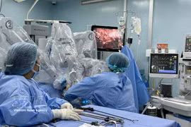 Des médecins de l’hôpital Binh Dan réalisent une intervention chirurgicale robotisée. Photo : VNA