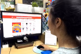 Les achats en ligne sont une habitude courante chez les employés de bureau. Photo : VNA/VNS 