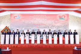 Le secrétaire général du Parti, To Lam (au centre), assiste le 28 janvier à la cérémonie de pose de la première pierre de l'internat primaire et secondaire de Truong Ha, dans la commune de Truong Ha, province de Cao Bang (Nord). Photo : VNA