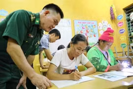 Le vice-Premier ministre Le Thanh Long a approuvé un programme visant à améliorer l'apprentissage dans les zones montagneuses et les zones peuplées de minorités ethniques. Photo : VNA