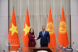 La vice-présidente vietnamienne Vo Thi Anh Xuan et le président kirghiz Sadyr Japarov. Photo : VNA