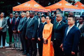 L’ambassade du Vietnam au Mozambique organise la cérémonie en présence du ministre mozambicain de la Planification et du Développement, Salim Valá, de la vice-procureure générale Amabélia Chuquela et de plus de 250 invités internationaux et Vietnamiens. Photo : VNA