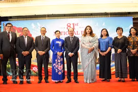 L’ambassadeur Nguyên Manh Cuong (au centre) et la secrétaire d’État au ministère bangladais des Affaires étrangères, Shama Obaed Islam (quatrième à partir de la droite), posent avec les ambassadeurs des pays de l’ASEAN. Photo : VNA