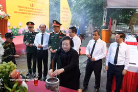 La vice-Première ministre Pham Thị Thanh Trà et les délégués lors de la cérémonie précédant le lancement des fouilles. Photo : VNA