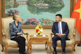 Le vice-Premier ministre Le Thanh Long et Susan Pointer, vice-présidente d'Amazon en charge des politiques publiques internationales et des affaires gouvernementale. Photo : VNA