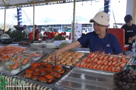 Divers plats à base de crabes et de crevettes de Ca Mau. Photo : VNA