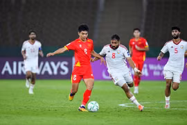 Lê Phat tente de déborder un joueur des Émirats arabes unis U23. Photo : nhandan.vn