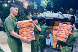 Face à la gravité des inondations dans la province de Dak Lak, la Police provinciale a rapidement mobilisé des ressources humaines et matérielles pour acheminer des produits de première nécessité et de la nourriture aux populations touchées. Photo : VNA