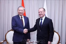 Le secrétaire général du Parti, To Lam (gauche) et Dmitri Medvedev, président du Parti Russie Unie (PRU) et vice-président du Conseil de sécurité de la Fédération de Russie. Photo : VNA