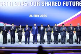 Le Premier ministre Pham Minh Chinh (4e, gauche)à la cérémonie de singature de la Déclaration de Kuala Lumpur intitulée « ASEAN 2045 : Notre avenir commun ». Photo : VNA