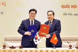 Le président de l’Assemblée nationale Tran Thanh Man et le président de l’Assemblée nationale de la République de Corée Woo Won Shik signent le mémorandum d’entente sur la coopération entre les deux Assemblées nationales. Photo : VNA