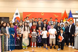e président de l’Assemblée nationale Trân Thanh Mân et des cadres et employés de l’ambassade du Vietnam ainsi que des représentants de la communauté vietnamienne dans ce pays. Photo: VNA