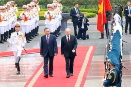 Le président Tô Lâm préside la cérémonie d’accueil officielle du président russe Vladimir Poutine, en visite d’État au Vietnam les 19 et 20 juin 2024. Photo : VNA