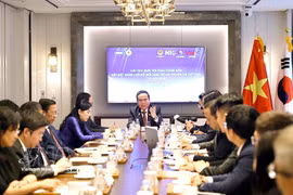 Le président de l’Assemblée nationale Trân Thanh Mân rencontre, dans l’après-midi du 6 septembre, à Séoul, des membres du Réseau d’innovation et des experts vietnamiens en République de Corée. Photo : VNA