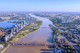 Vue en perspective d'une section du projet de boulevard paysager du fleuve Rouge traversant le centre-ville. Photo : Journald'actualités et de groupes ethniques