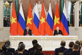 Le secrétaire général du Comité central du Parti communiste du Vietnam et président de la République, Tô Lâm, et le président russe Vladimir Poutine lors de la rencontre avec la presse à l’issue de leur entretien. Photo : VNA 