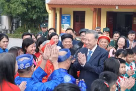 Le ecrétaire général du Parti To Lam et la population de Hung Yen. Photo : VNA