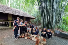 Des touristes étrangers découvrent le village culturel de Thai Hai, dans la commune de Tan Cuong, province de Thai Nguyen. Photo : VNA