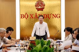 Le ministre de la Construction, Tran Hong Minh, lors d'une réunion consacrée à la définition des missions liées au développement de technologies stratégiques pour le train à grande vitesse. Photo : VNA