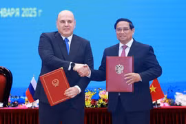Le Premier ministre Pham Minh Chinh (droite) et son homologue russe Mikhail Vladimirovich Mishustin. Photo : VNA