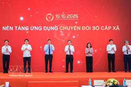 Les délégués procèdent à la cérémonie de lancement de la plateforme de transformation numérique au niveau communal. Photo : VNA