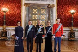 Le secrétaire général du Parti et président de la République, To Lam, et son épouse Ngo Phuong Ly posent avec le roi Frederik X, la reine Mary et le prince héritier Christian du Danemark. Photo : VNA
