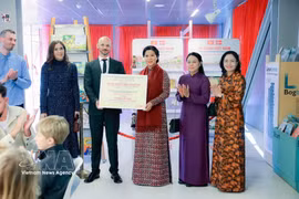 L’épouse du secrétaire général du Parti et président de la République, Ngô Phuong Ly, remet symboliquement la « Bibliothèque vietnamienne » à la bibliothèque BIBLIOTEKET Rentemestervej. Photo : VNA