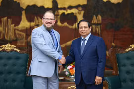 Le Premier ministre Pham Minh Chinh (droite) reçoit mardi après-midi, à Hanoï, Cristiano Amon, PDG du groupe américain Qualcomm. Photo : VNA