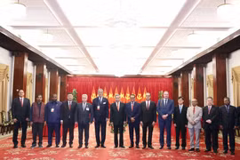 Le leader du PCV reçoit les dirigeants des Partis politiques participant aux célébrations de l'anniversaire de la réunification. Photo : VNA
