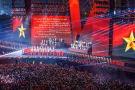 Plus de 50 000 spectateurs au stade national de My Dinh ont apprécié le programme « La patrie au cœur ». Photo : nhandan.vn