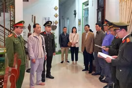 Le service d'enquête de la police d’Huê (Centre), a officiellement annoncé la poursuite et la détention provisoire de Nguyen Xuan Binh, un habitant né en 1976, pour activités présumées visant à renverser le gouvernement populaire.. Photo : VNA