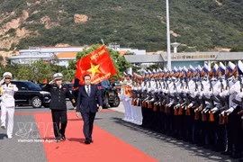 Le président de l’Assemblée nationale, Trần Thanh Mẫn, passe en revue la garde d’honneur de la 189e Brigade de sous-marins, à la base militaire de Cam Ranh, relevant de la 4e Région navale. Photo : VNA