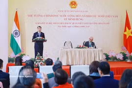 Le Premier ministre Lê Minh Hung rencontre le personnel des représentations vietnamiennes en Inde. Photo : VNA