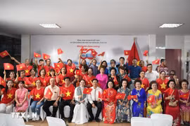 La communauté vietnamienne du Nord-Est de la Thaïlande participe à la cérémonie marquant le 50e anniversaire de la réunification nationale. Photo : VNA