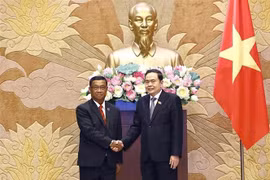 Le président de l'Assemblée nationale Tran Thanh Man, et le vice-président de l'AN lao, Suvon Luongbunmi, en visite de travail au Vietnam. Photo : VNA