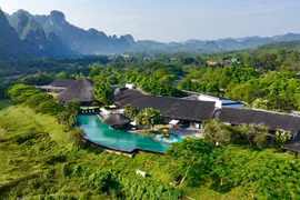 Le Serena Resort Kim Bôi, avec sa source minérale chaude émergeant des roches calcaires vieilles de 250 millions d’années, se distingue comme une destination incontournable à Hoa Binh, quelle que soit la saison. Photo: Sun Group