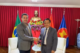 L'ambassadeur du Vietnam au Brésil, Bui Van Nghi, (droite) reçoit le président d'Aprosoja, Maurício Buffon. Photo : VNA