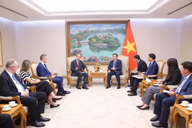 Le vice-Premier ministre Tran Hong Ha reçoit l'ambassadeur d'Italie au Vietnam, Marco Della Seta, et les dirigeants du groupe Fincantieri. Photo : VNA