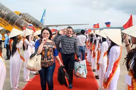 Plus de 21,2 millions de visiteurs internationaux se sont rendus au Vietnam l'an dernier. Outre les politiques et programmes incitatifs mis en place pour attirer les touristes, les stratégies commerciales et marketing jouent un rôle essentiel dans la réussite du tourisme vietnamien en 2025. Photo : baochinhphu.vn