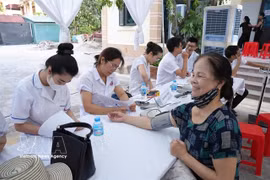 Une personne âgée bénéficie d'un bilan de santé gratuit dans un centre médical de Hai Phong, ville portuaire du nord du Vietnam. Photo VNA