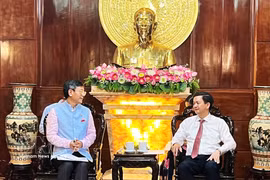Lê Quang Tung, secrétaire du Comité municipal du Parti de Can Tho, (droite) et l’ambassadeur de l’Inde au Vietnam, Tshering Wangchuk Sherpa. Photo : VNA