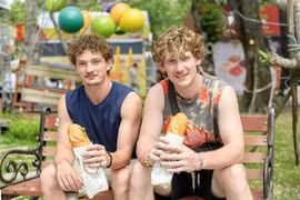 Des touristes américains dégustent des sandwichs bánh mì lors du 4e Festival du Bánh mì à Hô Chi Minh-Ville, le 23 avril. Photo znews.vn