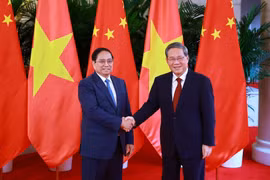 Le PM Pham Minh Chinh et son homologue chinois Li Qiang. Photo / VNA