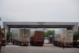 Des camions de marchandises importées entrant au Vietnam par le poste-frontière international de Lao Cai. Photo : VNA