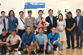 Des membres de l’ambassade du Vietnam en République de Corée accompagnent les marins du M/V Prada à l’aéroport. Photo : Ambassade du Vietnam en République de Corée